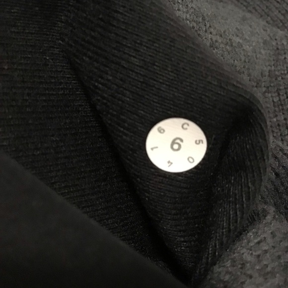 Lululemon Its Fleecing Cold Zip Up in Heathered Black / Black Size 6. - Picture 6 of 6